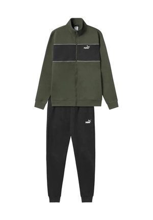 Giacca verde oliva con zip e fascia nera sul petto e pantaloni jogger neri abbinati, entrambi con logo Puma bianco sul lato sinistro.