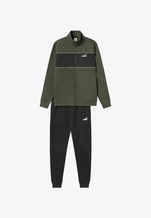 Giacca verde oliva con zip e fascia nera sul petto e pantaloni jogger neri abbinati, entrambi con logo Puma bianco sul lato sinistro.