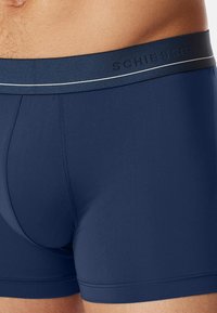 Boxer brief da uomo blu navy realizzati in tessuto morbido. Presentano un cinturino elastico con logo e dettagli bianchi e cuciture piatte per il massimo comfort.