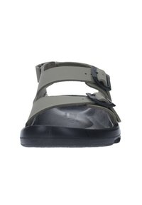 Sandali regolabili grigi e neri con due ampie cinghie e una soletta testurizzata, dotati di fibbie in plastica nera e una suola nera robusta.