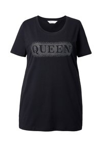 Camiseta de algodón negra de manga corta con cuello redondo y tachuelas plateadas formando la palabra "REINA" en el frente.