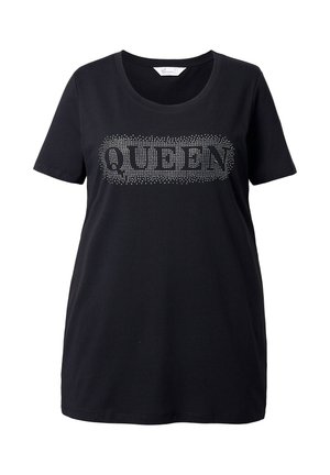 T-shirt nera a maniche corte in cotone con scollatura rotonda e borchie argentate che formano la parola "QUEEN" sulla parte anteriore.