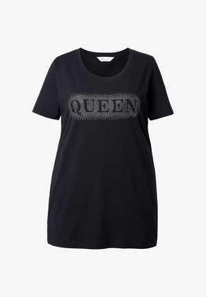 Schwarzes kurzärmliges Baumwoll-T-Shirt mit rundem Ausschnitt und silbernen Nieten, die das Wort "QUEEN" auf der Vorderseite bilden.