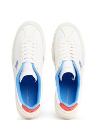 Bílé tenisky s světle modrou vnitřní podšívkou, s červeným akcentem na patě, hladkou texturou, kulatou špičkou a tradičními tkaničkami.