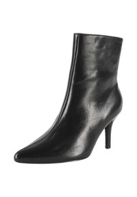 Stivale alla caviglia in pelle nera con punta affilata, tacco a stiletto alto e texture liscia; presenta un design elegante e accenti minimi.