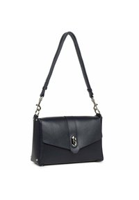 Borsa in pelle blu navale con finitura testurizzata, pattina pieghevole, accessori in argento e tracolla rimovibile. Presenta borchie metalliche alla base.