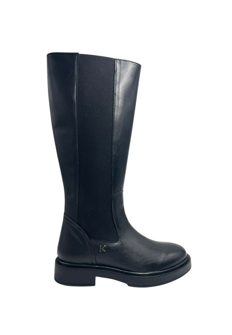 Stivali neri al ginocchio in pelle liscia con pannelli elastici laterali. Presentano una suola piatta e un raffinato dettaglio del logo sul lato.