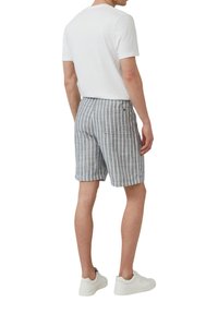 Heren gestreepte shorts in lichtblauw en wit, gemaakt van ademstof, met een achterzak en een elastische tailleband voor comfort.