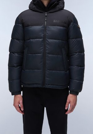 Man draagt een zwart en donkerblauw gewatteerd jack met capuchon, ritssluiting aan de voorkant en zijzakken, staand tegen een effen achtergrond.