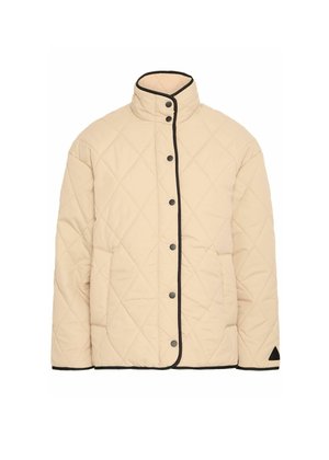 Veste beige matelassée avec un col haut, des accents noirs et des boutons-pression. Équipée de deux poches latérales et d'un logo triangulaire sur l'ourlet.