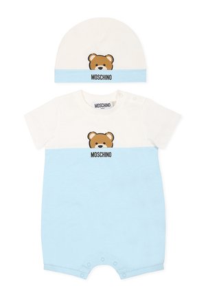 Tutina per neonato in cotone bianco e blu chiaro, con grafica di un orso e il testo "MOSCHINO". Include un cappellino coordinato blu chiaro con dettaglio dell'orso.