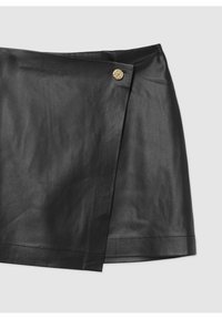 Gonna in pelle nera con design avvolgente, caratterizzata da un accento in oro visibile e una finitura liscia e testurizzata. Termina a metà coscia.