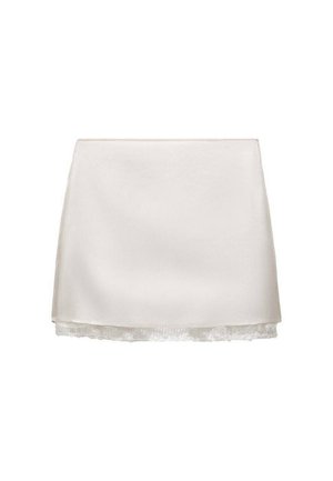 Fustă mini albă dintr-un material neted, având un tiv din dantelă texturată la margine. Designul este simplu, cu o formă dreaptă și curată.