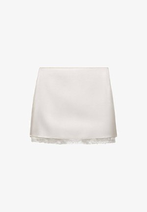 Bela mini krila iz gladkega materiala, ki ima teksturiran čipkast rob ob robu. Oblikovanje je preprosto s čistim, ravnim oblikovanjem.