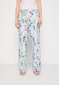 Lichtblauwe bloemenbroek met een mix van paarse en roze bloemen, met een relaxte pasvorm en een elastische tailleband, die een soepele textuur tentoonstelt.