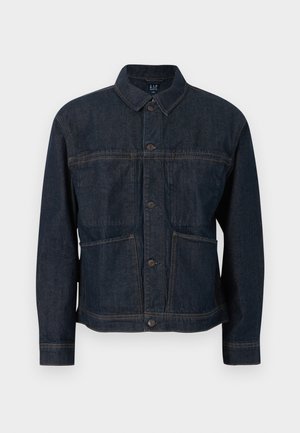 Tmavě modrá džínová bunda se zapínáním na knoflíky, dvěma předními kapsami a klasickým límcem, zobrazena na bílém pozadí.