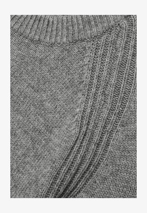 Grå stickad tröja med detalj av ribbad krage och texturerade mönster. Tyget verkar mjukt, med varierande stickningstekniker.