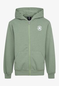 Zelená zipová mikina vyrobená z mäkkého materiálu, s predným logom a bočnými vreckami; obsahuje kapucňu a rebrované manžety a lem.