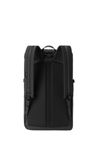 Svart ryggsäck gjord av lättviktsmaterial, med vadderade, justerbara remmar, en texturerad bakpanel och en minimalistisk design.