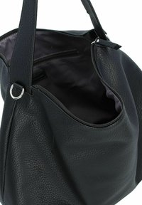Borsa a mano in pelle nera con finitura testurizzata, dotata di chiusura con zip e accessori in argento. L'interno è non foderato in una tonalità scura.