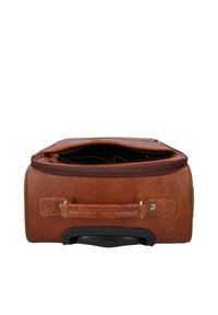Brauner Leder-Rollkoffer liegt flach mit offenem oberen Fach und sichtbarem schwarzem Innenfutter.