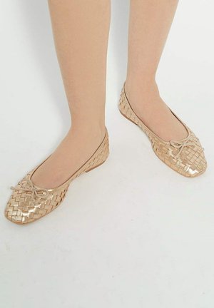 Ballerines en or métallisées, texture tissée, bout rond, détail de nœud en ruban à l'avant, semelle plate avec un talon minimal.