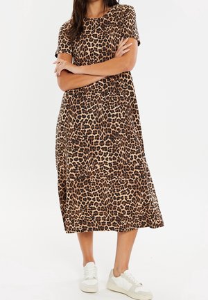 Sukienka midi w panterkę z krótkimi rękawami, okrągłym dekoltem, luźnym krojem i miękką, teksturowaną tkaniną. Połączona z białymi trampkami.