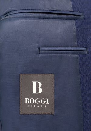 Navyfarbener Stoff mit glatter Textur und zwei horizontalen Taschen. Ein quadratisches Etikett mit "BOGGI MILANO" in Weiß auf grauem Hintergrund ist sichtbar.