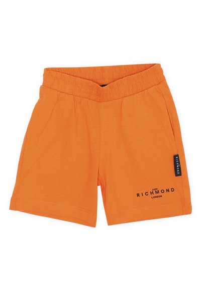 Pantaloni corti arancioni in cotone con elastico in vita, due tasche laterali e un logo stampato "John Richmond London" sul fronte.