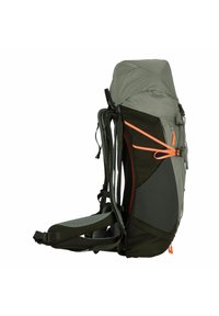 Sac à dos gris et noir avec des accents orange, doté de sangles ajustables, d'un panneau arrière texturé et de plusieurs compartiments de rangement.