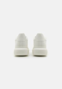 Hvide lædersko med glat tekstur, polstret ankelstøtte og gummisål. Minimalistisk design uden synlig branding eller mønstre.