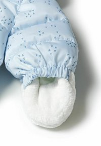 Lichtblauwe gewatteerde babysneeuwpak met een patroon van kleine driehoeken, voorzien van een zachte witte fleece voering bij de openingsranden voor extra warmte.