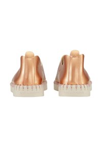 Różowe złote skórzane buty wsuwane z perforowaną cholewką, elastycznymi bocznymi paskami i kremową gumową podeszwą z przeszywanymi detalami.