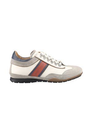 Herren Sneaker in Beige und Grau aus Wildleder mit navy- und braunem Lederstreifen, weißen Schnürsenkeln und schwarzer Gummisohle.
