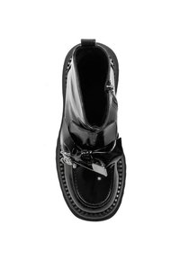 Czarne skórzane botki za kostkę o błyszczącej powierzchni, z dekoracyjnym srebrnym klamrem, teksturowanym panelem bocznym oraz żłobioną podeszwą.