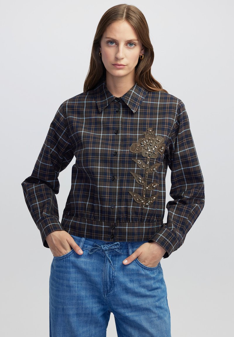Camicia a quadri accorciata in tonalità scure con applicazione floreale e dettagli di perline. Maniche lunghe e chiusura con bottoni, con vita aderente.
