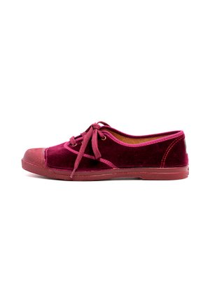 Zapatilla de terciopelo granate con cordones a juego y suela de goma, mostrada de perfil sobre fondo blanco.