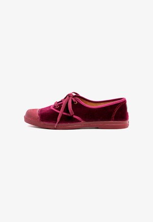 Zapatilla de terciopelo granate con cordones a juego y suela de goma, mostrada de perfil sobre fondo blanco.