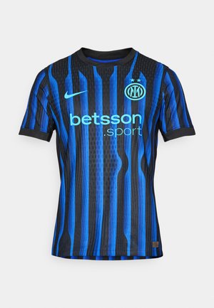 Maillot à manches courtes rayé bleu et noir en tissu respirant, comportant un logo, un texte de parrainage et deux étoiles au-dessus de l'emblème.