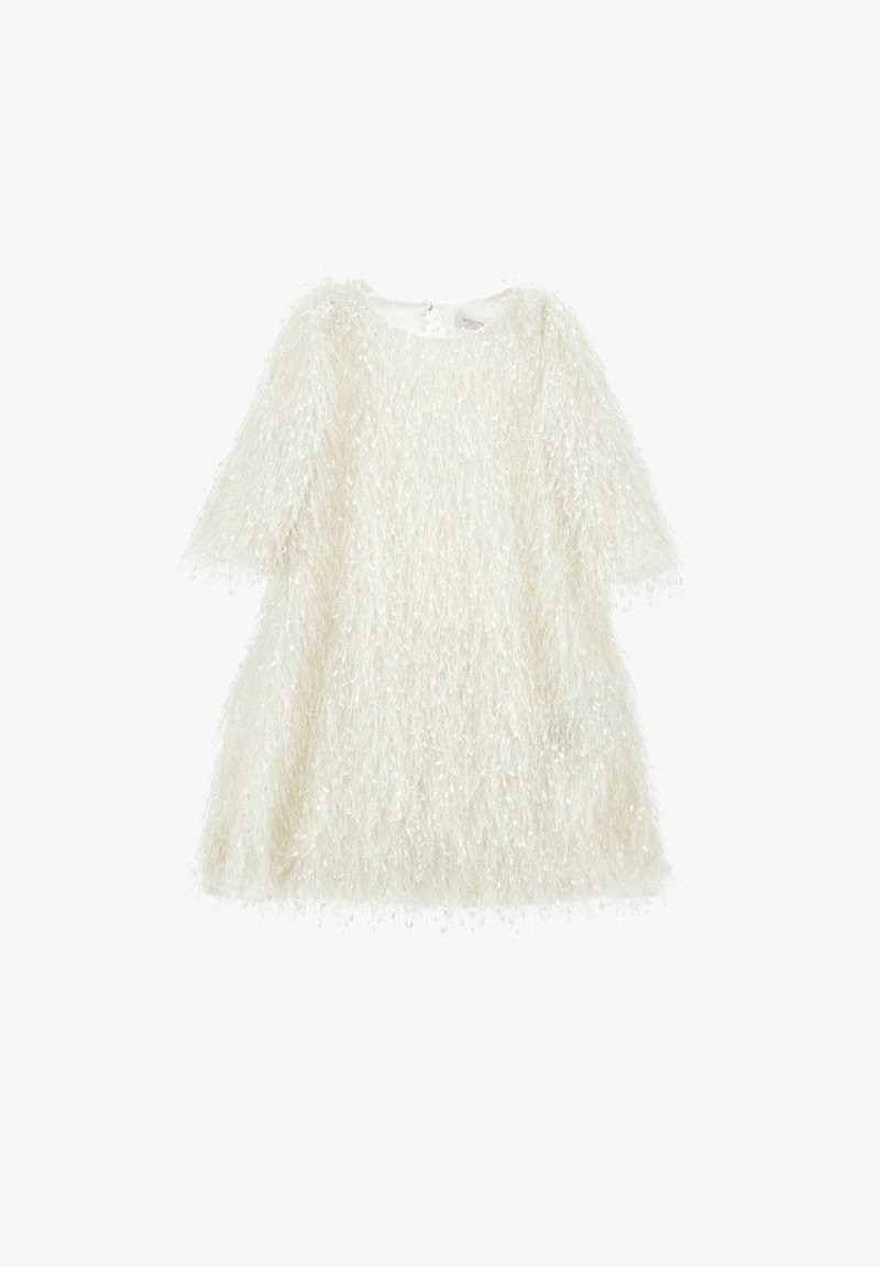Robe blanche jusqu'aux genoux en tissu texturé et duveteux, avec des manches mi-longues, un col rond et une fermeture à boutons au dos.