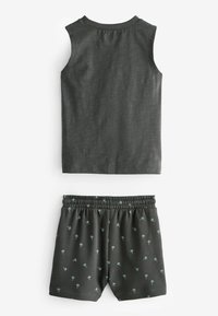 Dunkelgraues ärmelloses Oberteil mit glatter Textur, kombiniert mit passenden Shorts, die ein dezentes Palmenmuster und einen elastischen Bund aufweisen.