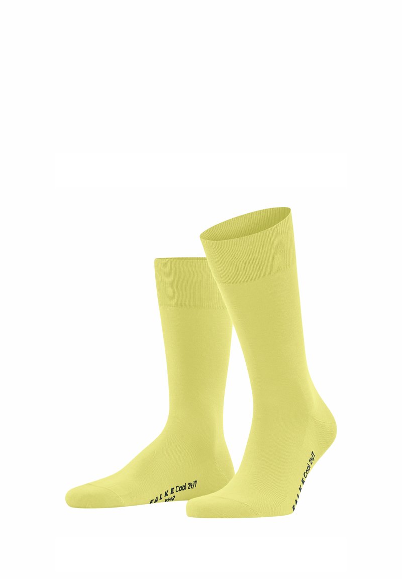Helle gelbe Socken mit einer glatten Textur. Rippbündchen und schwarze Schriftzüge an den Sohlen, beschriftet mit "FALKE Cool 24/7". Standard Crew-Länge.