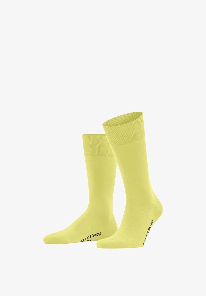 Helle gelbe Socken mit einer glatten Textur. Rippbündchen und schwarze Schriftzüge an den Sohlen, beschriftet mit "FALKE Cool 24/7". Standard Crew-Länge.