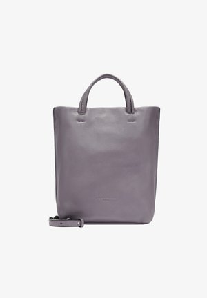 Sac fourre-tout en cuir d'un doux lavande avec deux poignées supérieures. Présente un design minimaliste, une texture lisse et un logo en relief à la base.