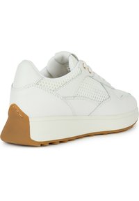 Scarpa sportiva bianca con tomaia in rete, dettagli in pelle liscia, collarino imbottito e suola in gomma, caratterizzata da un design posteriore distintivo.
