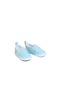 Helle blaue Slipper mit weißen Gummisohlen, die ein weiches Canvas-Obermaterial, elastische Seitenpaneele und gelbe Sternelemente auf der Rückseite aufweisen.