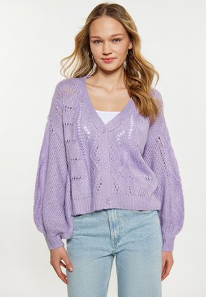 Cardigan tricotat lavandă cu decolteu în V, închidere cu nasturi și modele texturate de cablu. Prezintă mâneci puff și manșete cu tivuri.