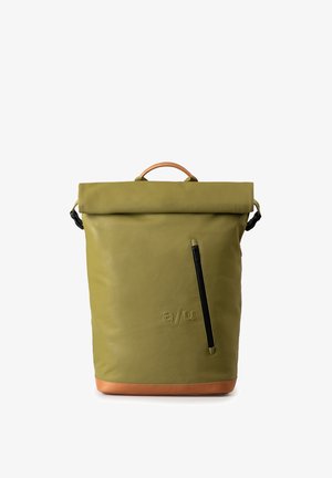 Zaino a sacca verde realizzato in tessuto strutturato, con una tasca con zip nera e una base in pelle marrone con manico superiore.