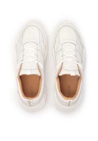 Baskets blanches avec un dessus en mesh et cuir, bout arrondi, col rembourré et semelle en caoutchouc texturée. Présente une semelle intérieure beige et un logo sur la languette.