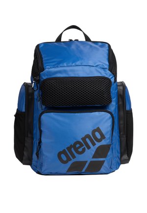 Blauwe en zwarte rugzak met meerdere ritsvakken en een gaasvak, met het woord "arena" en logo op het voorvak.